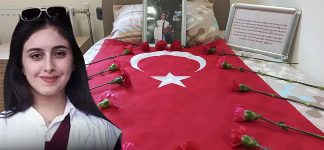 Depremde Hayatını Kaybeden Elif Nur’un Rize’de Kaldığı Yurt Odasındaki Yatağına Çiçek ve Türk Bayrağı Bırakıldı