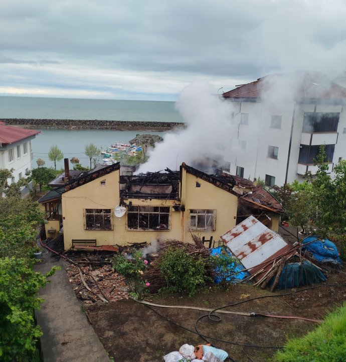 Trabzon'un Araklı ilçesinde yangında 2,5 ton fındık kül oldu