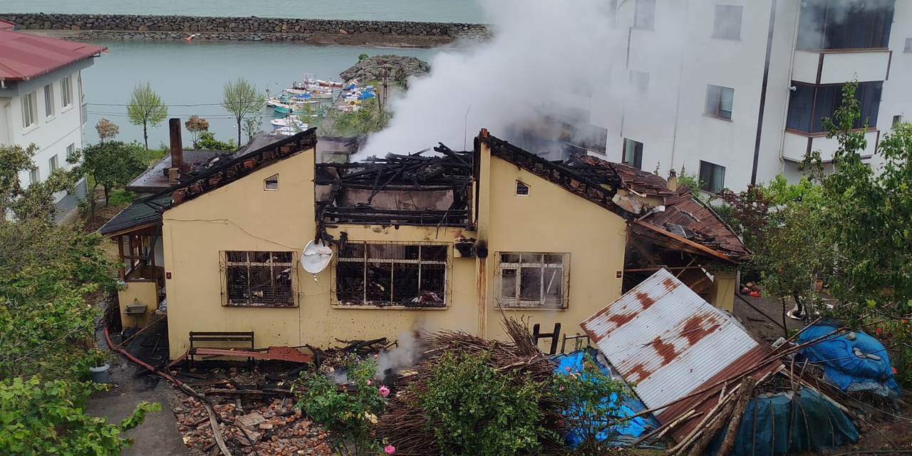 Trabzon'un Araklı ilçesinde yangında 2,5 ton fındık kül oldu