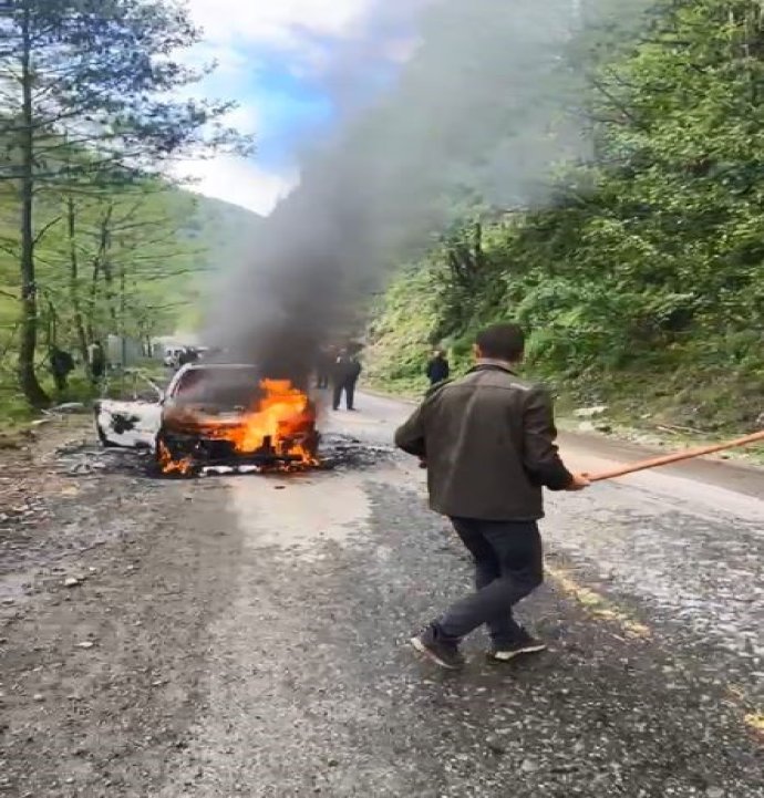Artvin’de seyir halindeki otomobil alev alev yandı