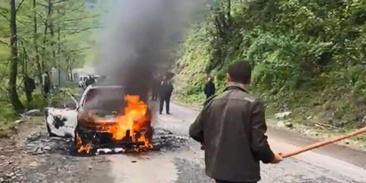 Artvin’de seyir halindeki otomobil alev alev yandı