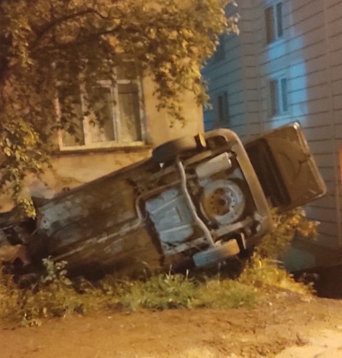 Freni boşalan araç apartman boşluğuna düştü