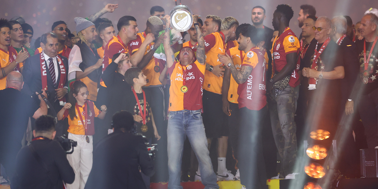 Şampiyon Galatasaray kupasını aldı