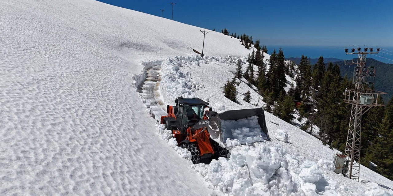 Rize’de yayla yollarında kar temizleme çalışması sürüyor