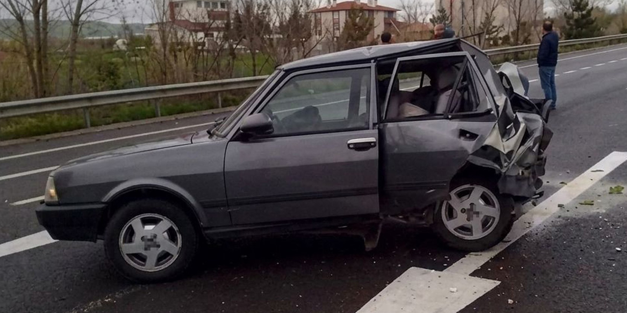 Minibüs park halindeki otomobile çarptı: 3 ölü, 5 yaralı