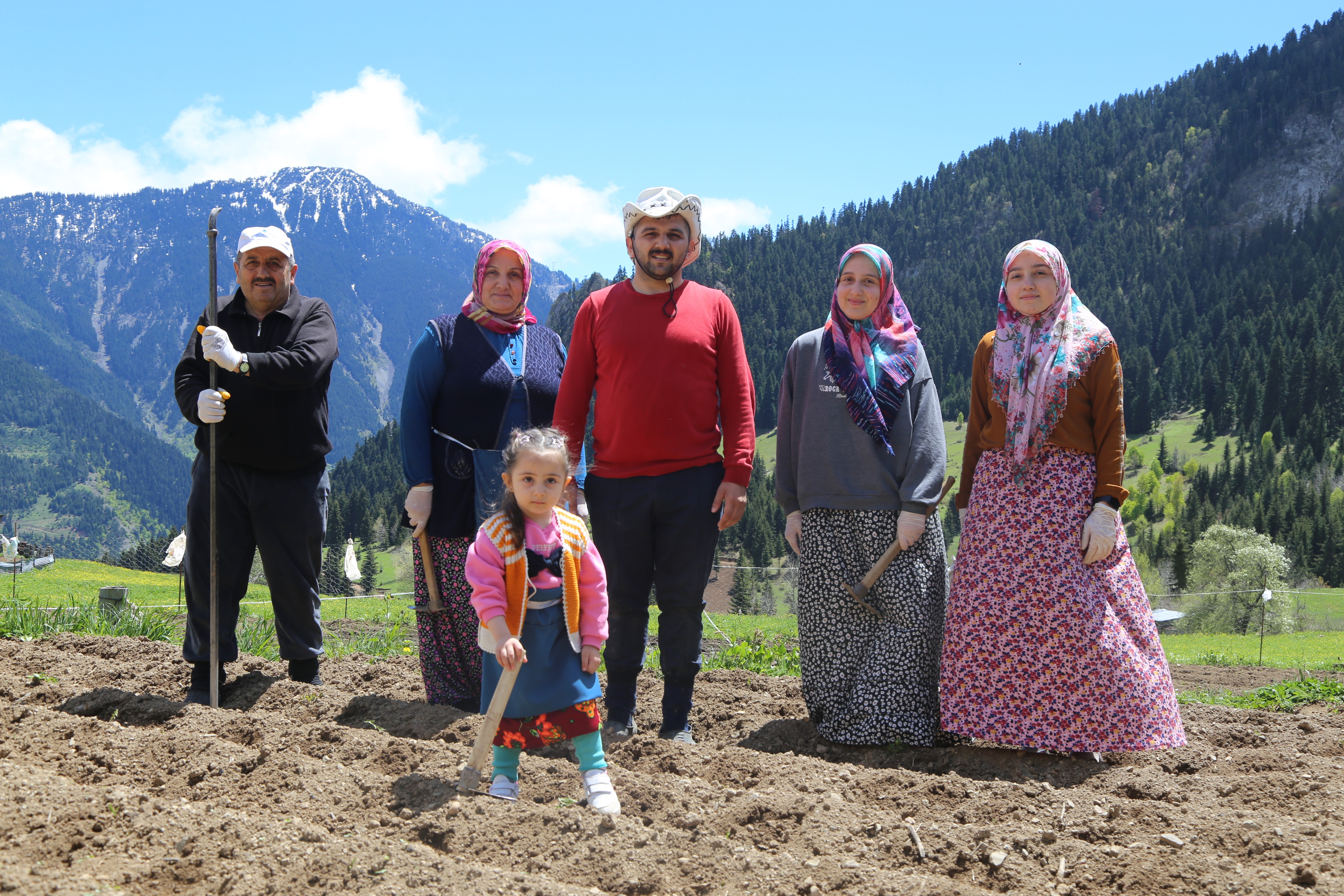 Artvin'de 1400 rakımda imece usulü doğal tarım