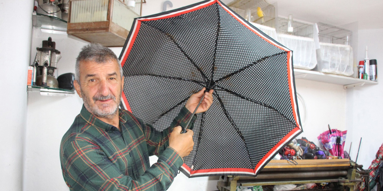 Yağmurun başkentinde 40 yıldır şemsiye tamir ediyor