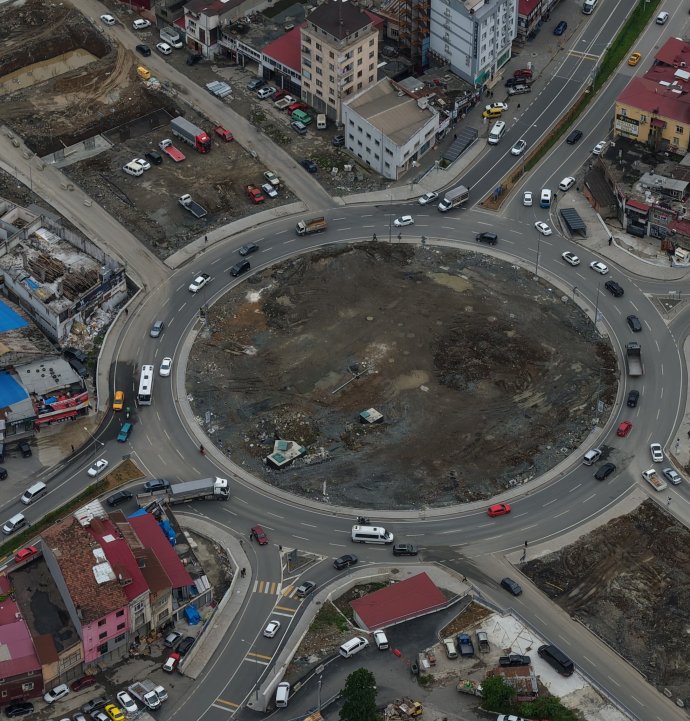 Karadeniz Sahil Yolu viyadüklerle Değirmendere Tüneli'ne bağlanıyor