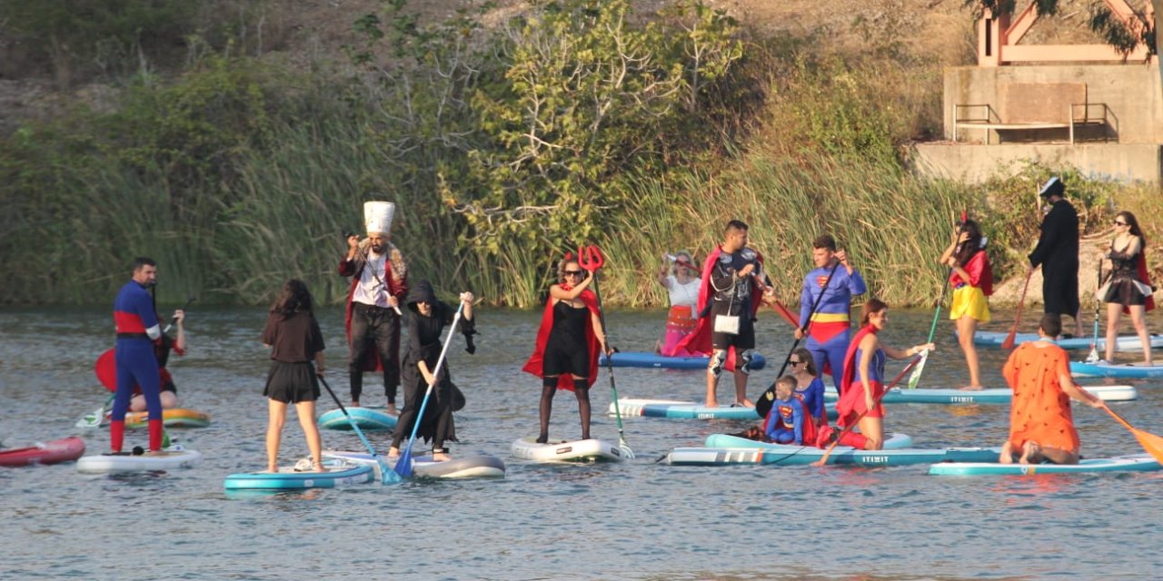 Kostümleriyle Geldikleri Seyhan Nehri'nde Kürek Sörfünü Festivale Çevirdiler