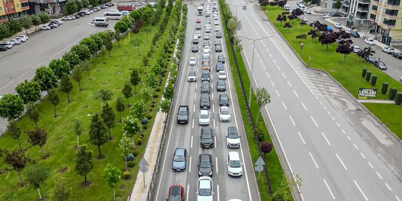 Karadeniz yolunda bayram yoğunluğu havadan görüntülendi