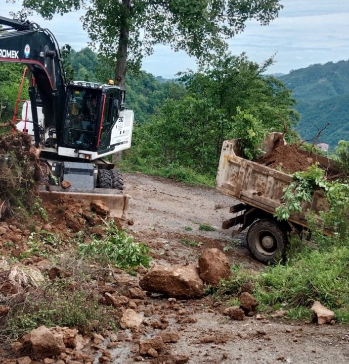 Trabzon'da ekiplerin sel ve heyelan seferberliği