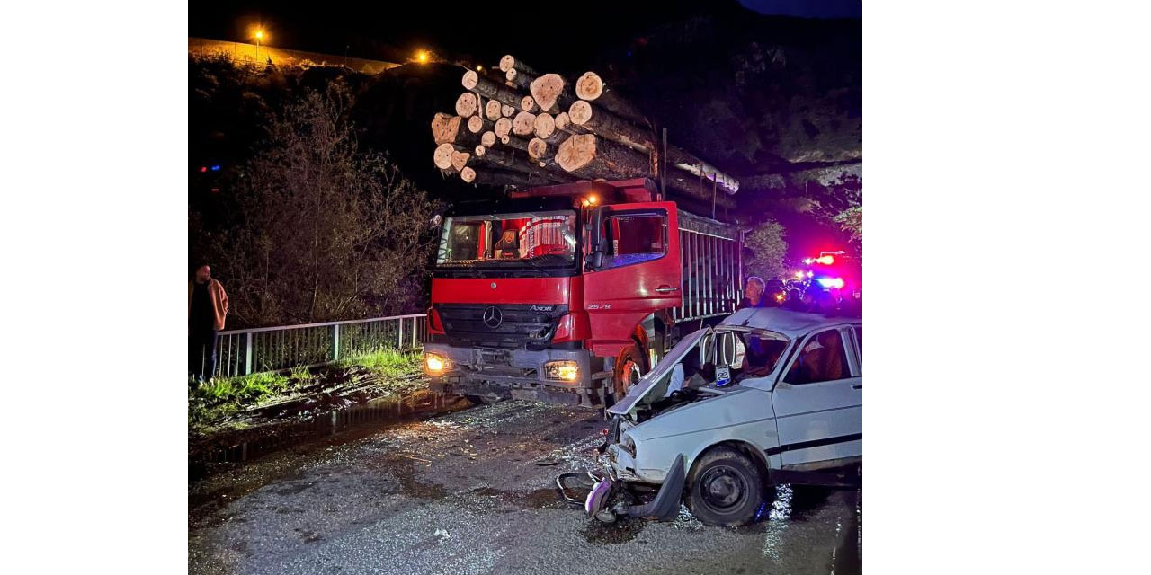 Gümüşhane’de köprü girişinde iki araç kafa kafaya çarpıştı: 2’si ağır 3 yaralı