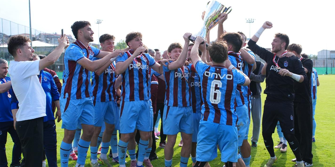 Trabzonspor U19 Takımı Şampiyonluk Kupasını kaldırdı