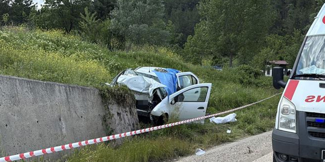 İstinat duvarına çarpan otomobildeki 3 kişi öldü, 1 kişi ağır yaralandı