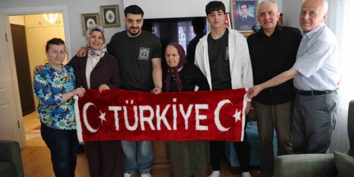 90 yaşındaki şehit annesini duygulandıran hareket