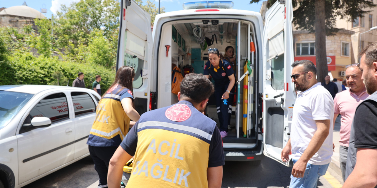 Cenaze çıkışında yol verme kavgası kanlı bitti: 1 yaralı, 2 gözaltı