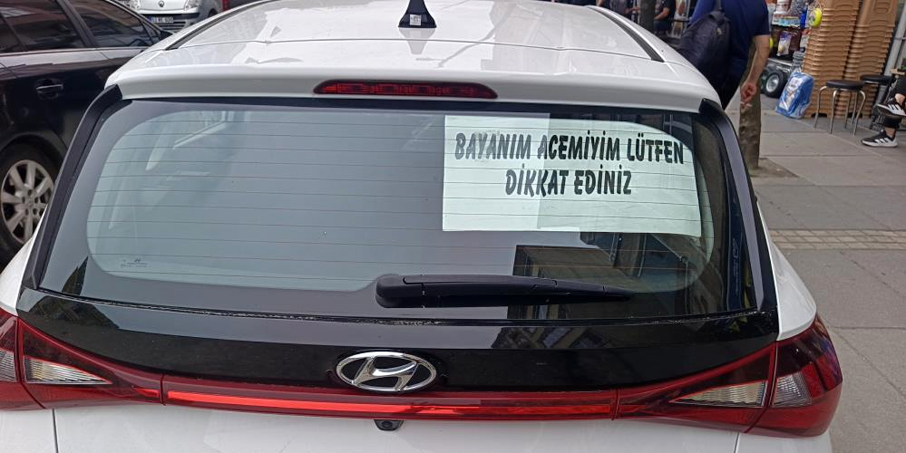 Acemi sürücünün arka cam yazısı dikkat çekti