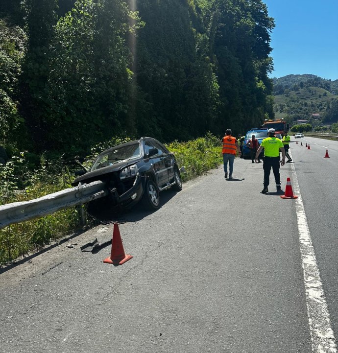 Bariyer aracın motoruna saplandı: 1 yaralı