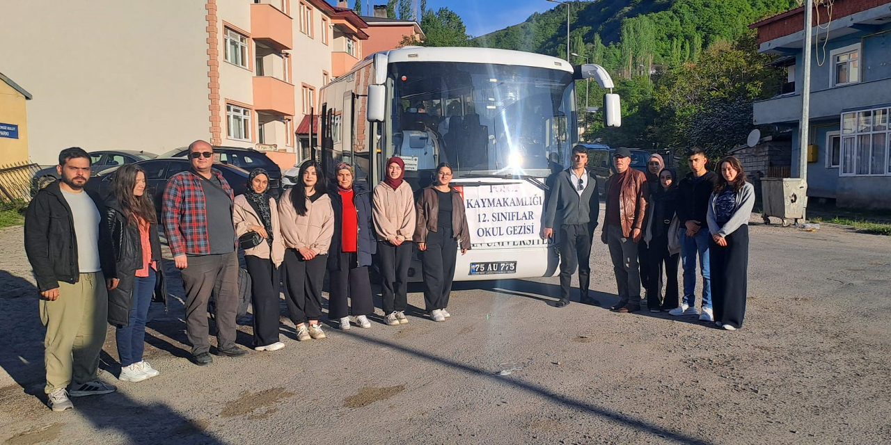 Posof Kaymakamlığı’ndan öğrencilere büyük moral: Rize gezisi düzenlendi