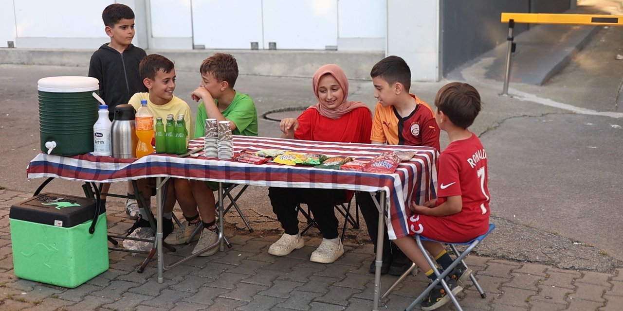Rize'de harçlıklarını yolun kenarında kurdukları tezgahta alın teriyle kazandılar