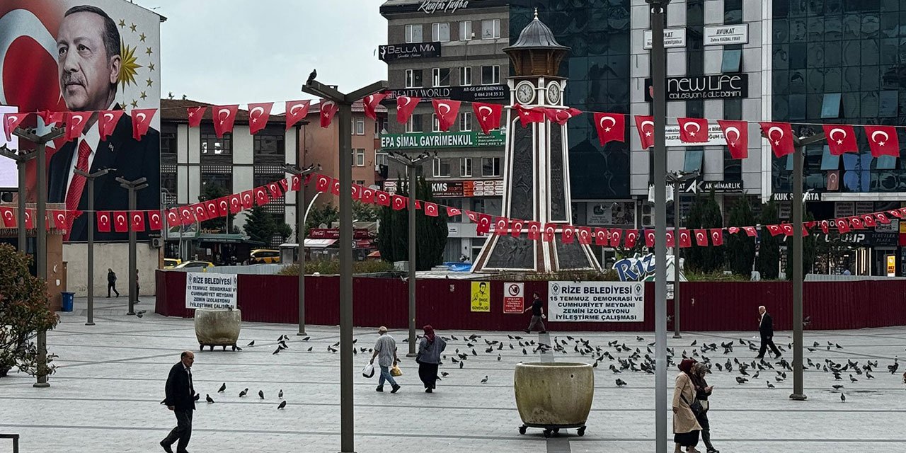Bakanlık Projeleriyle Övünen Rize Belediyesi Sınıfta Kaldı: 4 Aylık Meydan Çalışması 1 Yıldır Bitirilemiyor!