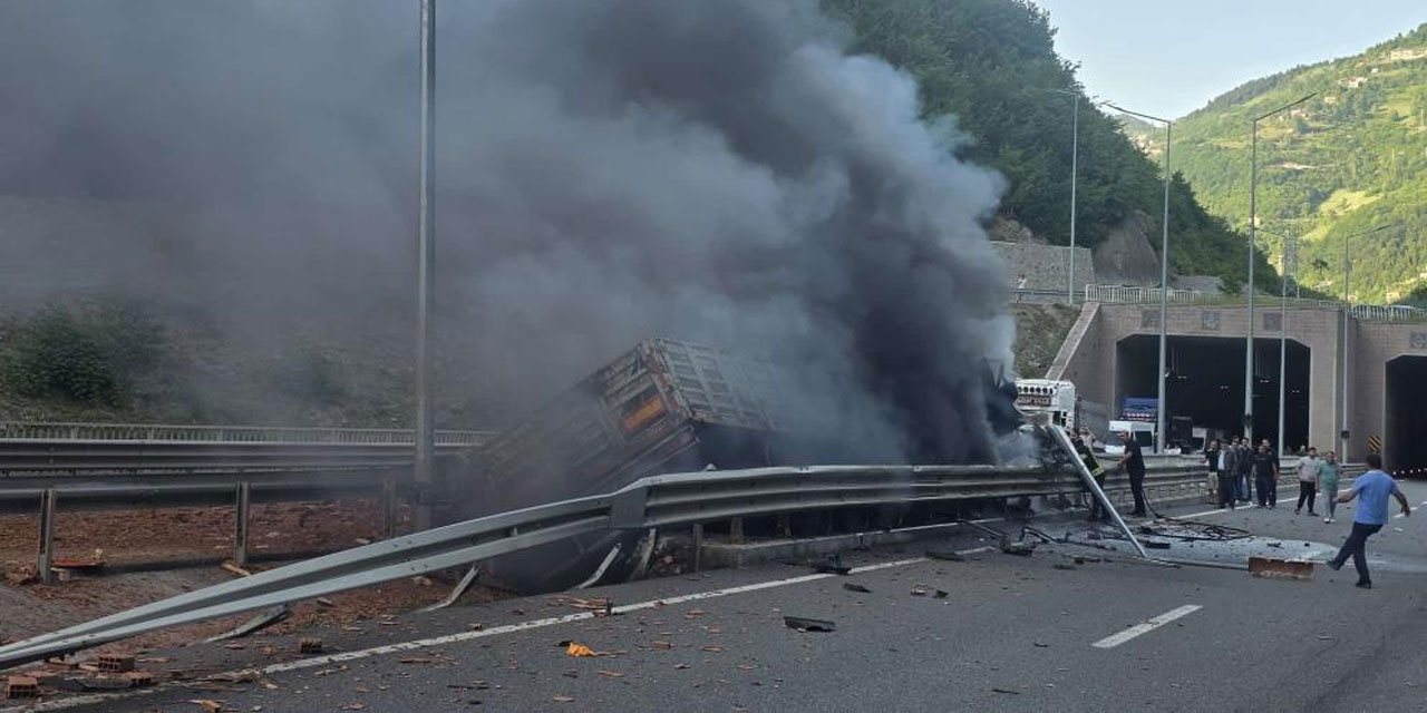 Trabzon'da bariyerlere çarpan kiremit yüklü tırda yangın çıktı