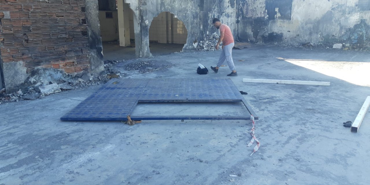 Rüzgarda Devrilen Demir Kapının Altında Kalan 2 İşçi Yaralandı