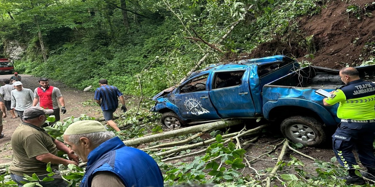 Rize’de uçuruma yuvarlanan kamyonetteki karı koca hayatını kaybett