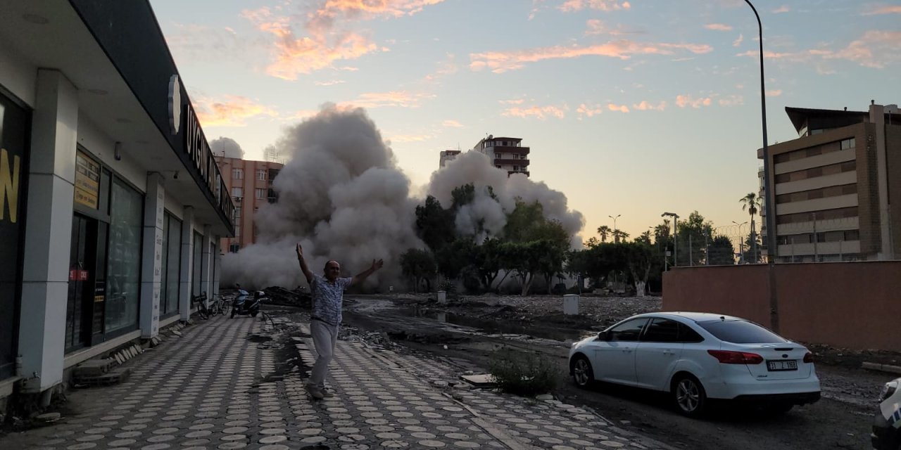 Depremde Ağır Hasar Alan İskenderun İlçe Sağlık Müdürlüğü Binası Dinamitle Yıkıldı