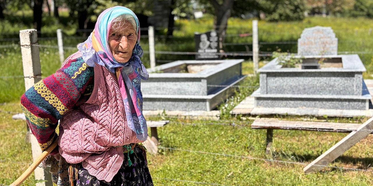 Ayağında kara lastik, elinde baston: Eşi ve oğlunun mezarından ayrılmıyor