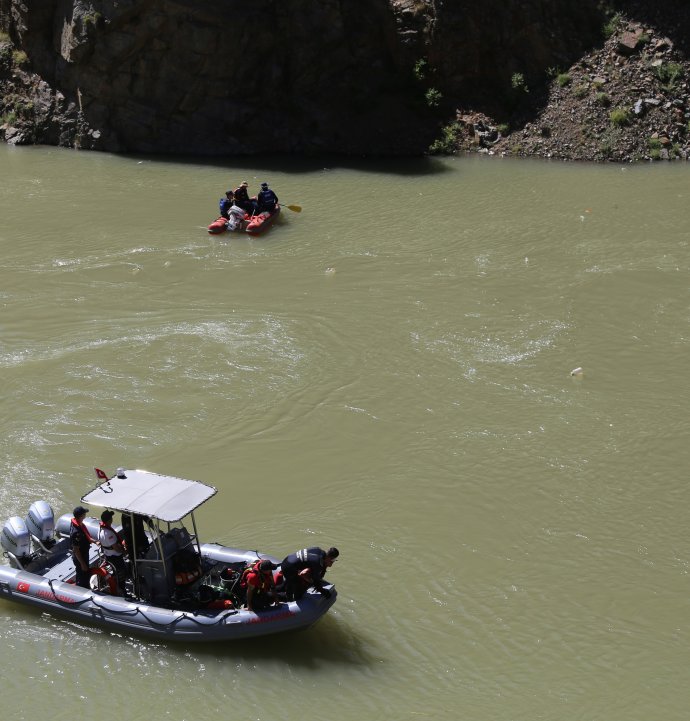 Artvin'in Şavşat Deresi'nde kayıp baba ve oğlunu arama çalışmaları sürüyor