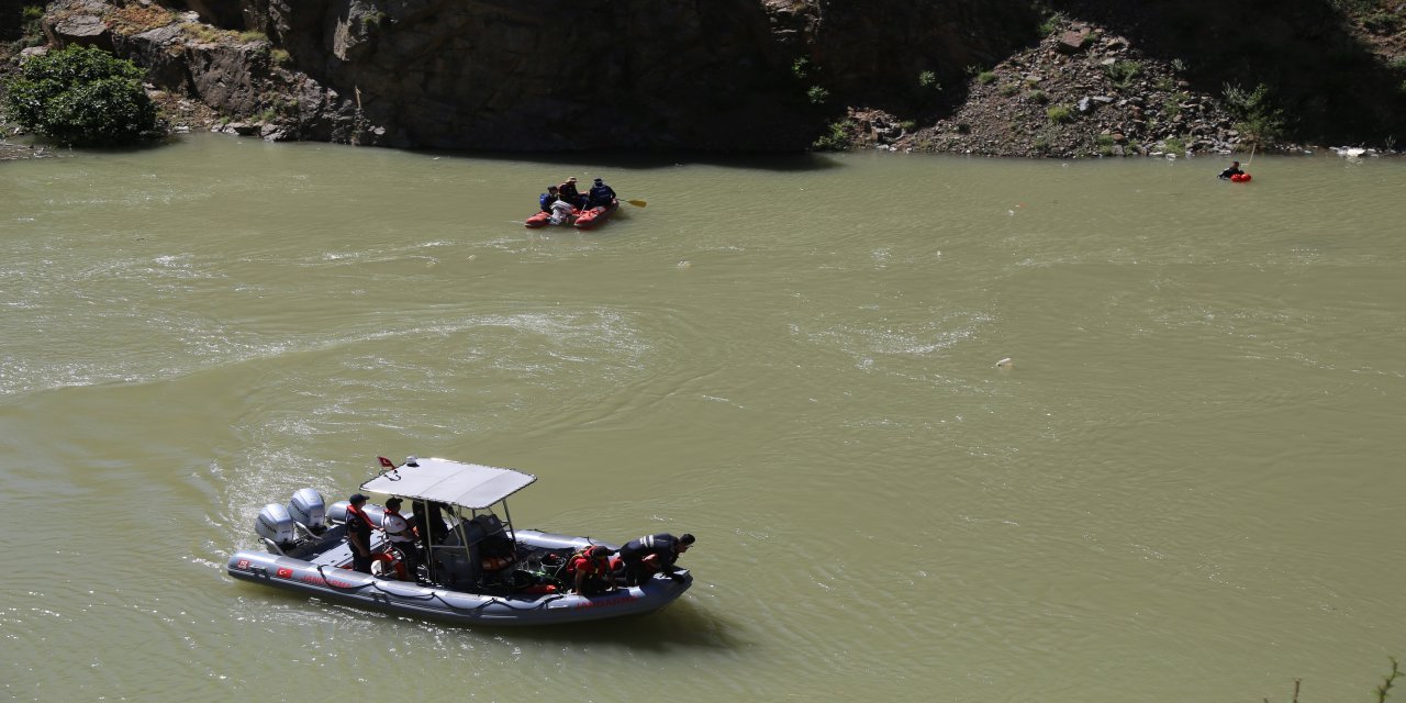 Artvin'in Şavşat Deresi'nde kayıp baba ve oğlunu arama çalışmaları sürüyor