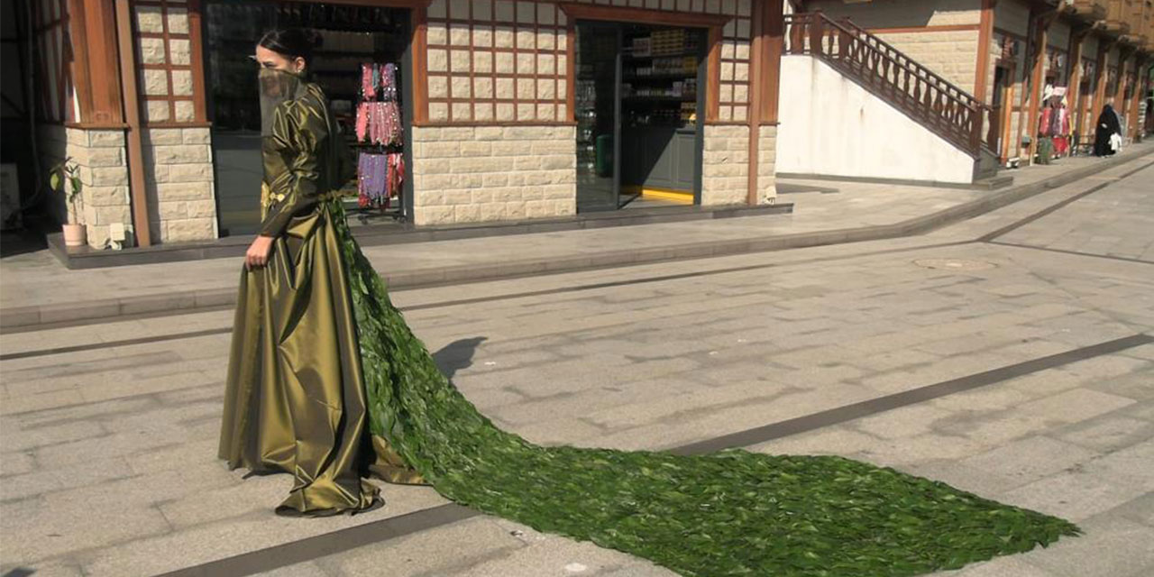 İranlı öğrenci Rize'de 5 bin çay yaprağı kullanarak elbise tasarladı