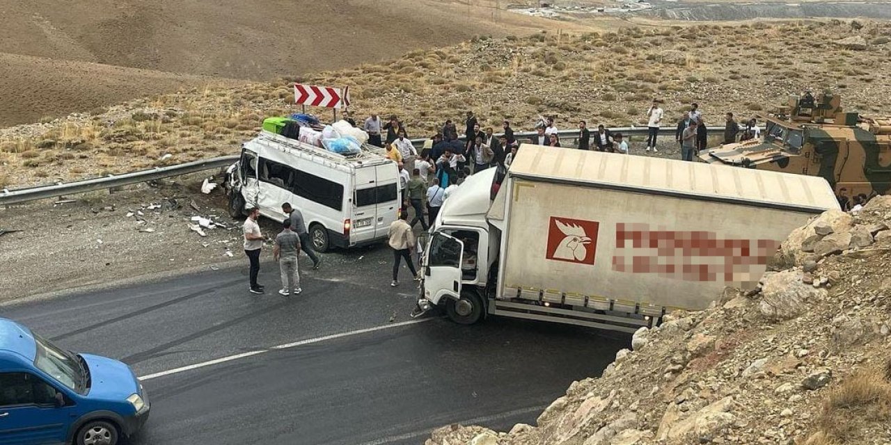 Van'da Kamyon İle Yolcu Minibüsü İle Çarpıştı: 1 Ölü, 11 Yaralı
