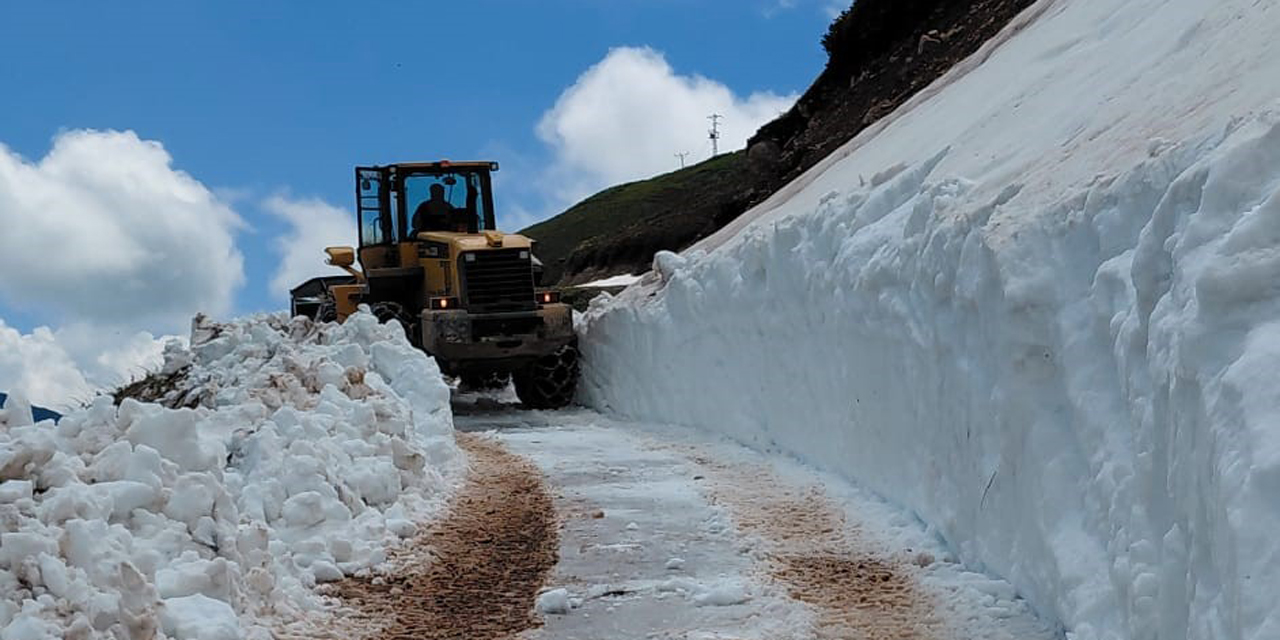 Rize'de Haziran ayında kar ve çığ temizleme çalışması