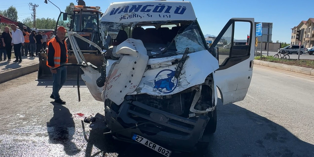 Yüksekova'da yolcu minibüsü ile kamyon çarpıştı: 2 ölü, 3 yaralı