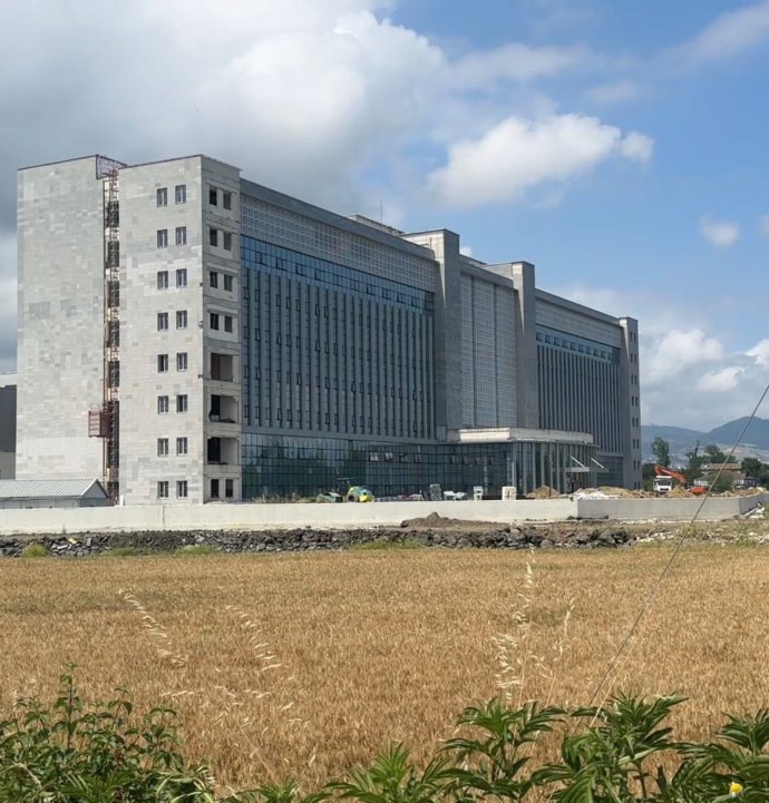 18 metre yükseklikten düştü, yaralı kurtuldu