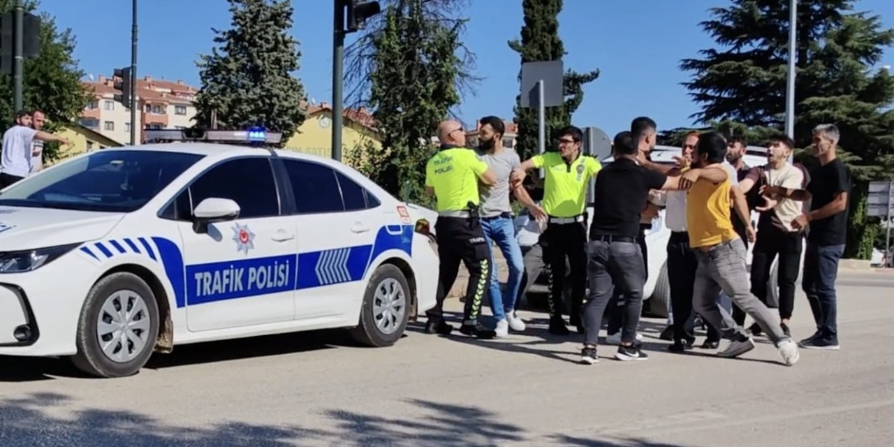 Bursa'da Eşine Çarpan Sürücüyü Oğullarıyla Birlikte Darbetti; O Anlar Kamerada