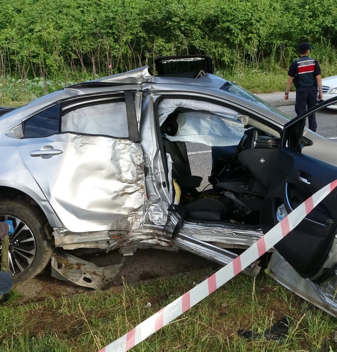 Ordu'da otomobil, ağaç ve aydınlatma direğini devirdi: 4 yaralı