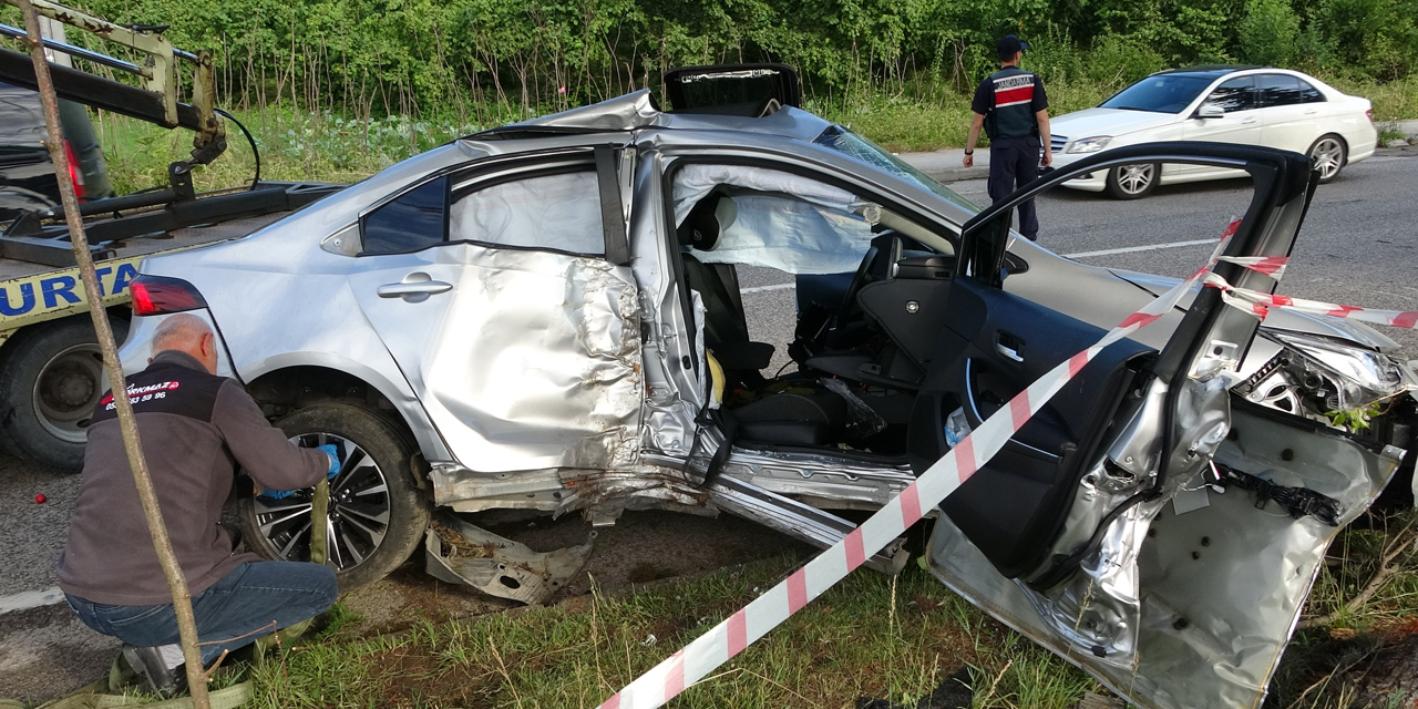 Ordu'da otomobil, ağaç ve aydınlatma direğini devirdi: 4 yaralı