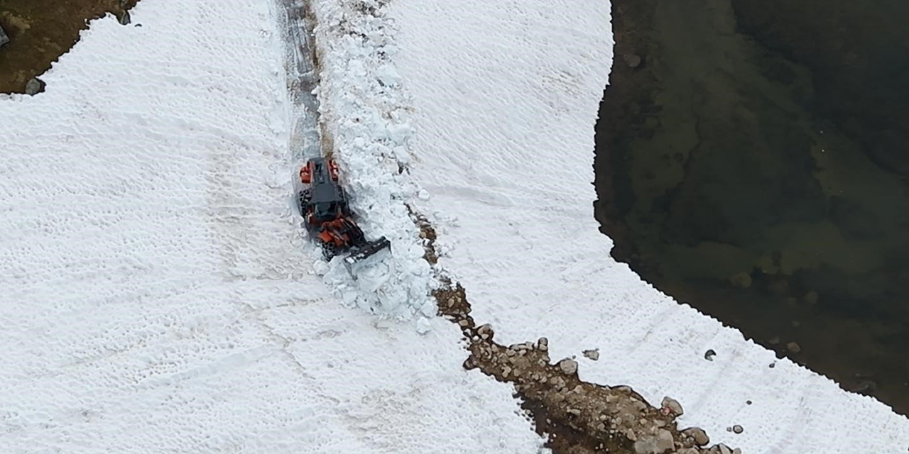 Rize'nin yayla yollarında kar temizleme çalışması devam ediyor