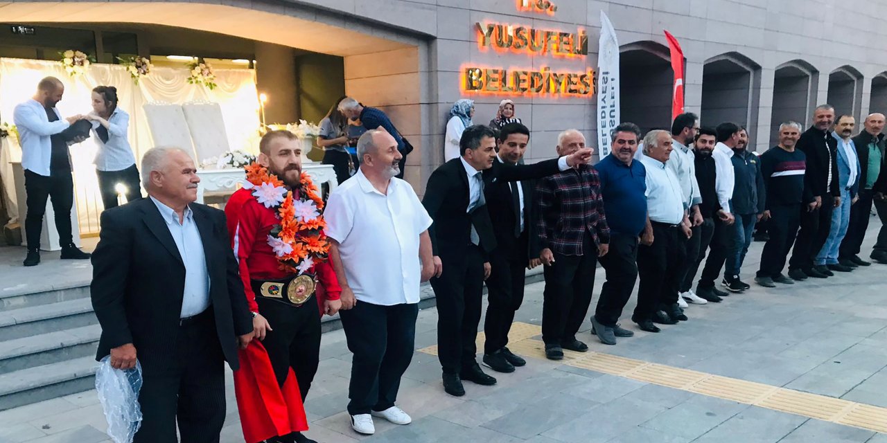 Dünya şampiyonu milli güreşçi, memleketi Artvin'de coşkuyla karşılandı