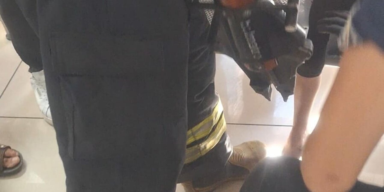 Posta Gişesindeki Banka Bacağı Sıkışan Çocuğu İtfaiye Kurtardı