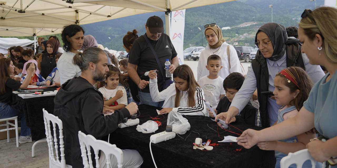 Mersin’den Artvin’e bilim köprüsü: Çocuklar atölyelerde eğlenerek öğrendi