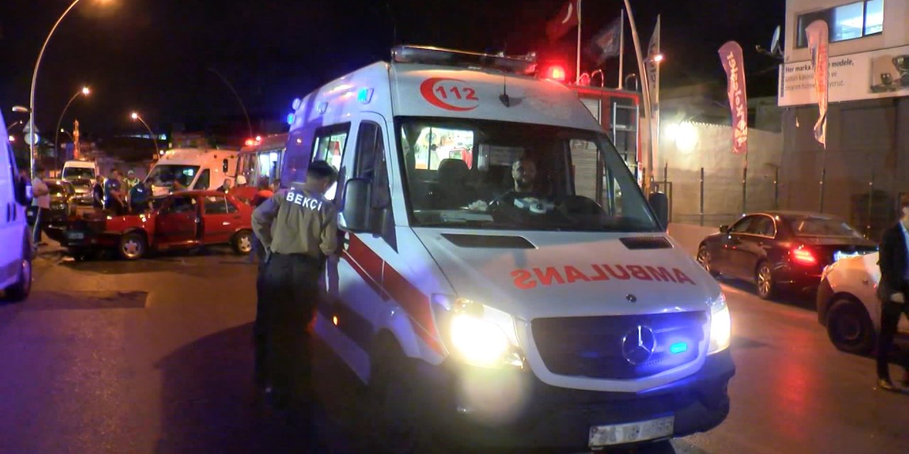 Zeytinburnu'nda Otomobil Oksijen Yüklü Tankere Çarptı: 2 Yaralı