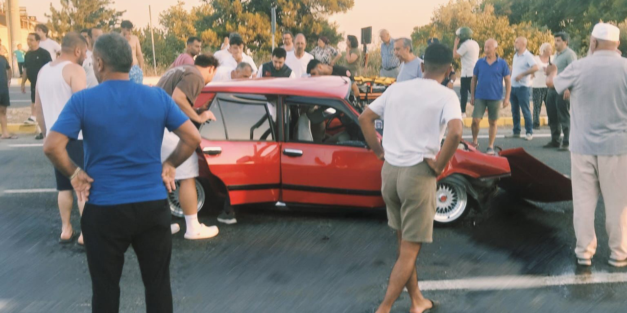Edremit'te otomobiller çarpıştı: 2 ölü, 3 ağır yaralı