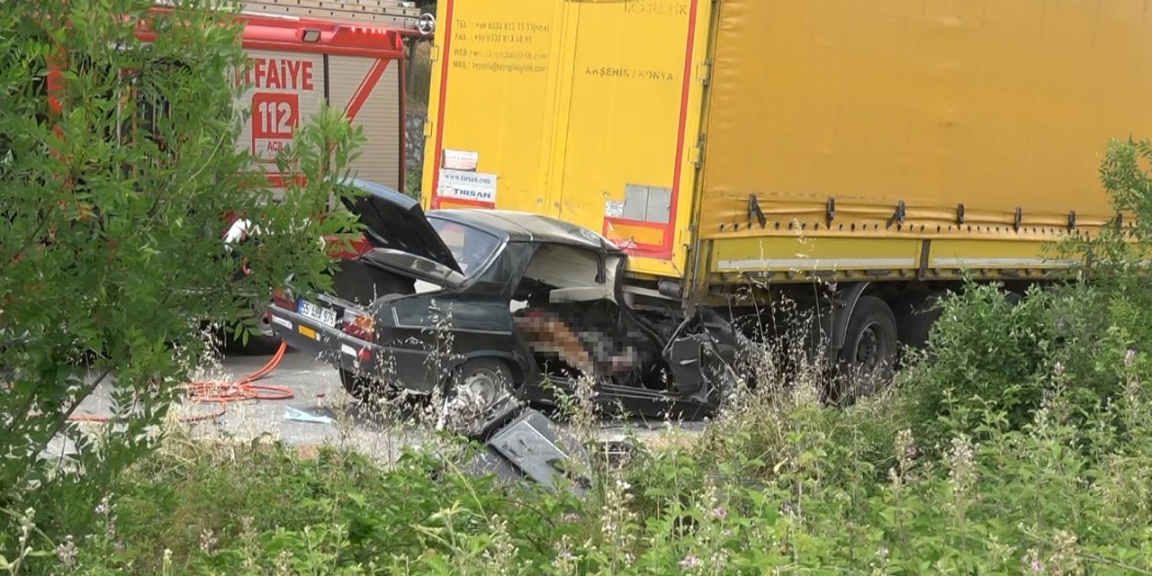 Park halindeki tıra çarpan otomobilde 2 kişi hayatını kaybetti