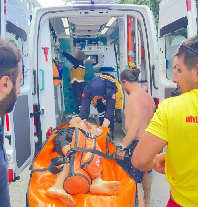 Samsun'da denize giren çocuk boğulma tehlikesi geçirdi