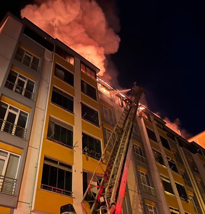 Ordu'da binanın çatı katı alevlere teslim oldu