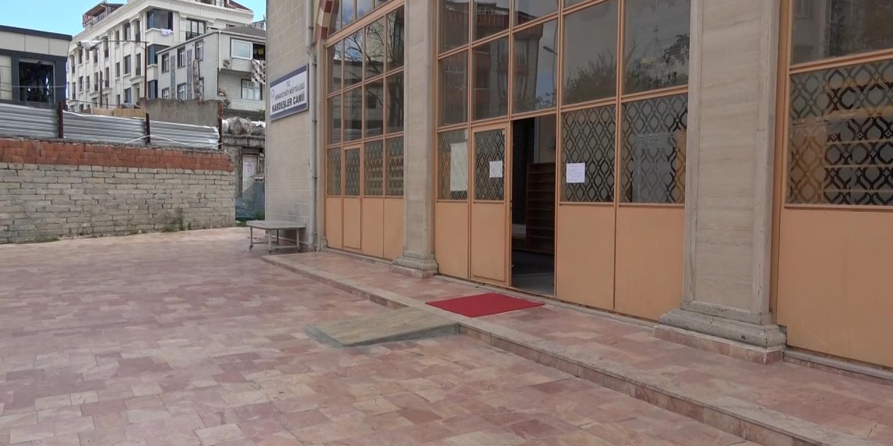 Arnavutköy'de Cami Cemaati Avluda Bebek Buldu